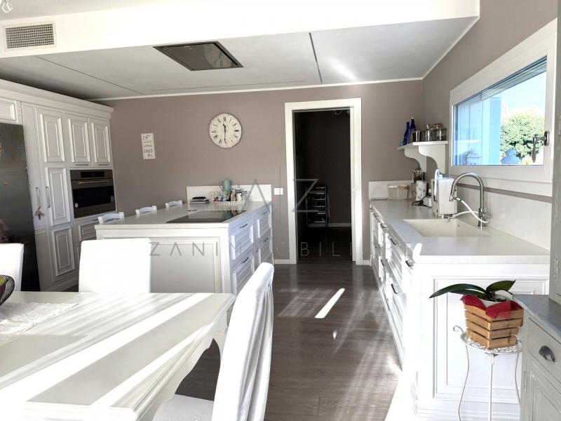 Proponiamo in vendita una splendida casa singola nuova, situata nella tranquilla e riservata zona...