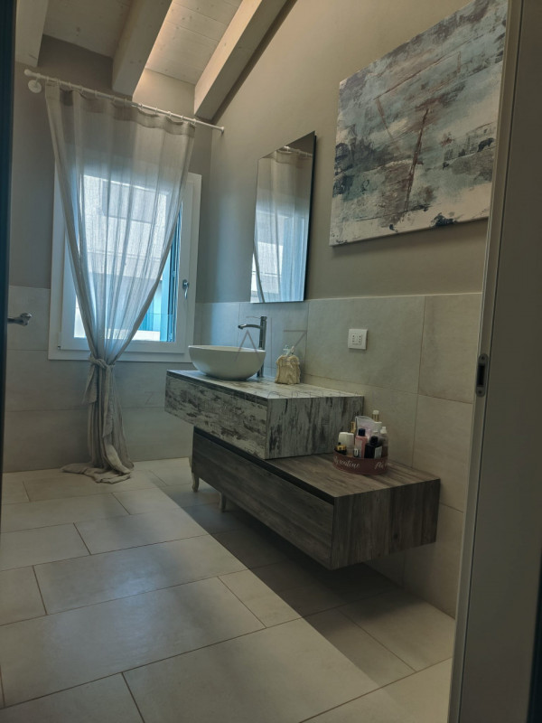 Proponiamo in vendita una splendida casa singola nuova, situata nella tranquilla e riservata zona...