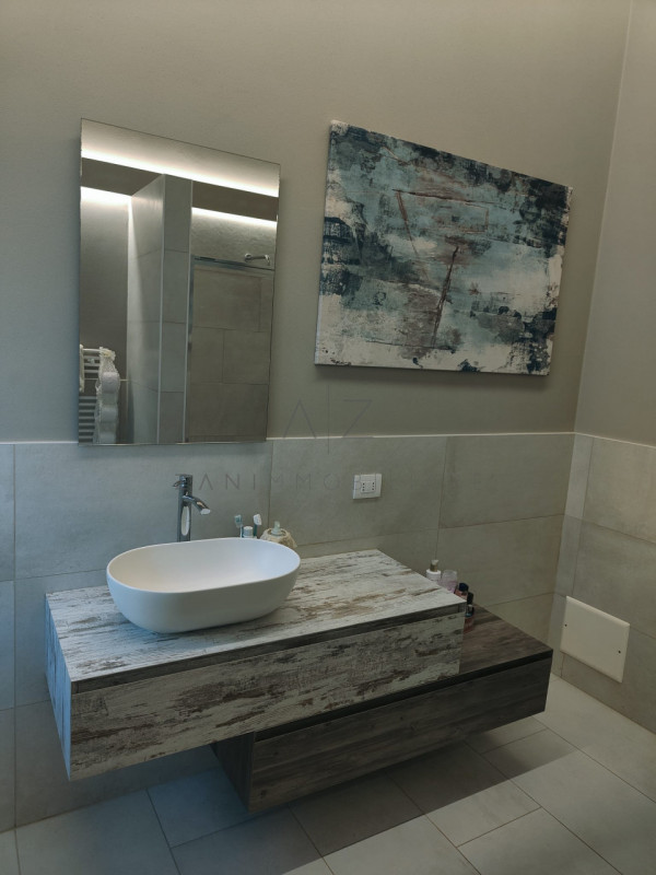 Proponiamo in vendita una splendida casa singola nuova, situata nella tranquilla e riservata zona...
