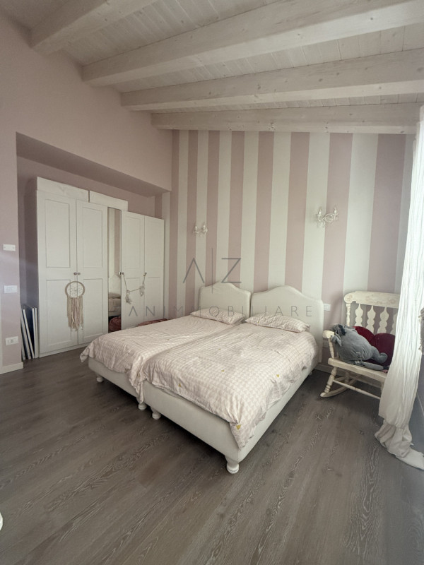 Proponiamo in vendita una splendida casa singola nuova, situata nella tranquilla e riservata zona...