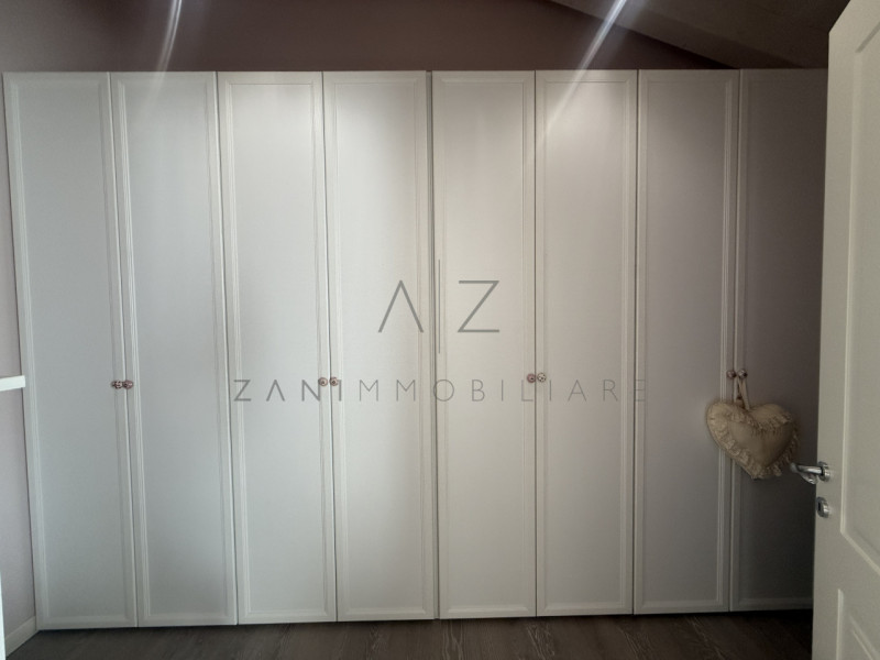 Proponiamo in vendita una splendida casa singola nuova, situata nella tranquilla e riservata zona...