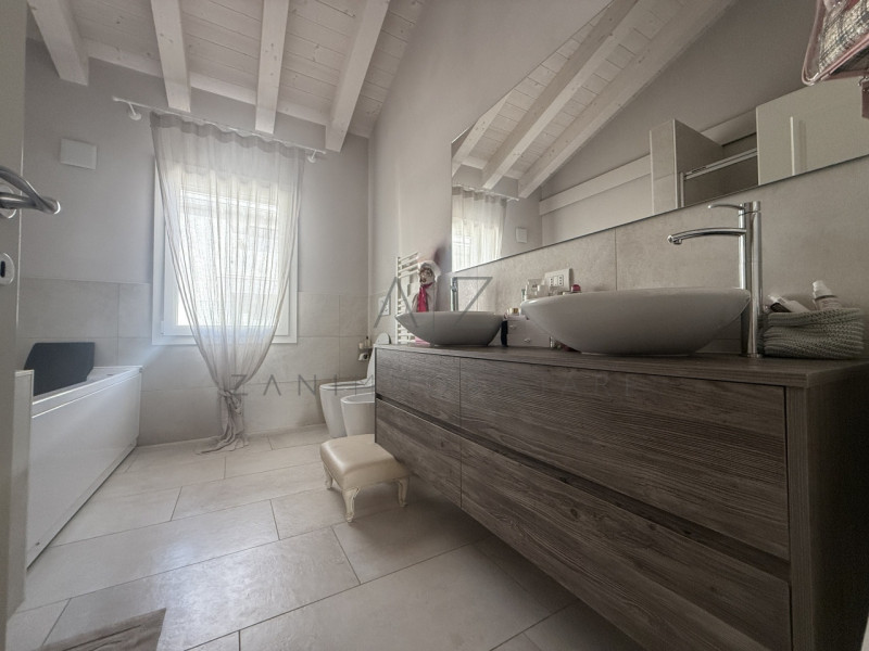 Proponiamo in vendita una splendida casa singola nuova, situata nella tranquilla e riservata zona...