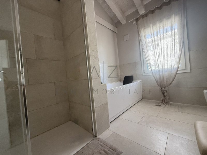 Proponiamo in vendita una splendida casa singola nuova, situata nella tranquilla e riservata zona...