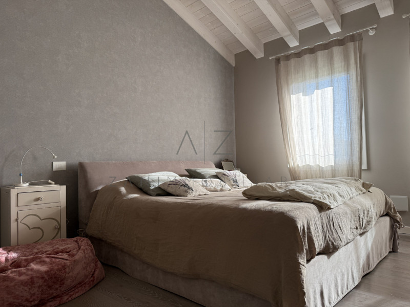 Proponiamo in vendita una splendida casa singola nuova, situata nella tranquilla e riservata zona...