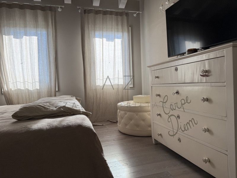 Proponiamo in vendita una splendida casa singola nuova, situata nella tranquilla e riservata zona...