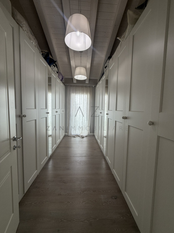 Proponiamo in vendita una splendida casa singola nuova, situata nella tranquilla e riservata zona...