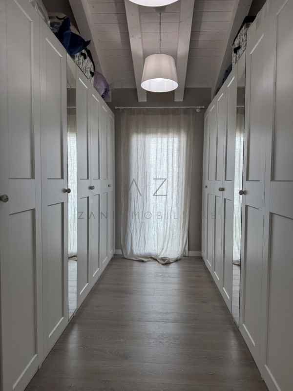 Proponiamo in vendita una splendida casa singola nuova, situata nella tranquilla e riservata zona...