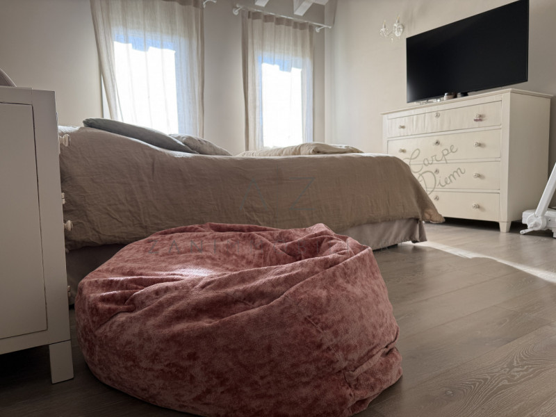 Proponiamo in vendita una splendida casa singola nuova, situata nella tranquilla e riservata zona...