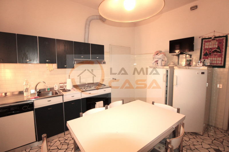 CHIOGGIA - CENTRO STORICO: Appartamento situato al terzo piano di una palazzina servita da ascens...