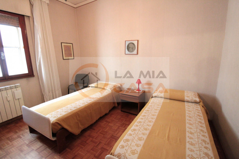 CHIOGGIA - CENTRO STORICO: Appartamento situato al terzo piano di una palazzina servita da ascens...