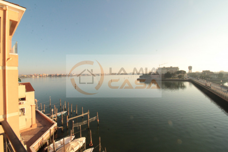 CHIOGGIA - CENTRO STORICO: Appartamento situato al terzo piano di una palazzina servita da ascens...