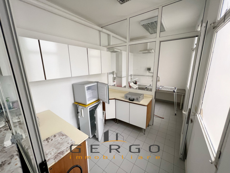 (Per INFO Cristina 3389226442) A Padova, in zona Guizza, proponiamo in affitto al piano terra un ...