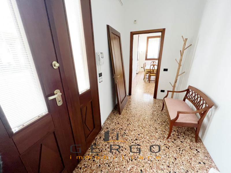 (Per INFO Cristina 3389226442) A Padova, in zona Guizza, proponiamo in affitto al piano terra un ...