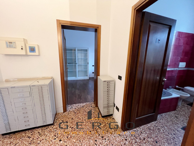 (Per INFO Cristina 3389226442) A Padova, in zona Guizza, proponiamo in affitto al piano terra un ...