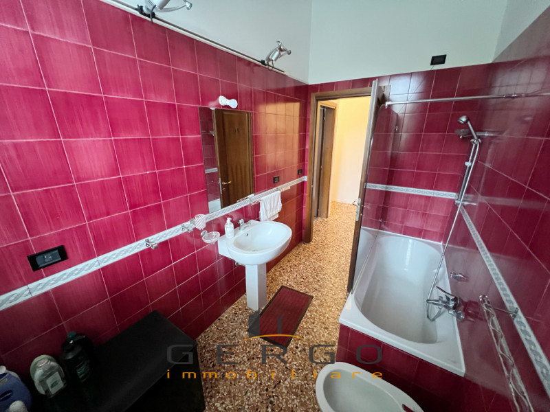 (Per INFO Cristina 3389226442) A Padova, in zona Guizza, proponiamo in affitto al piano terra un ...