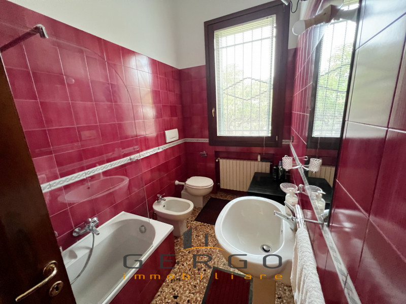 (Per INFO Cristina 3389226442) A Padova, in zona Guizza, proponiamo in affitto al piano terra un ...