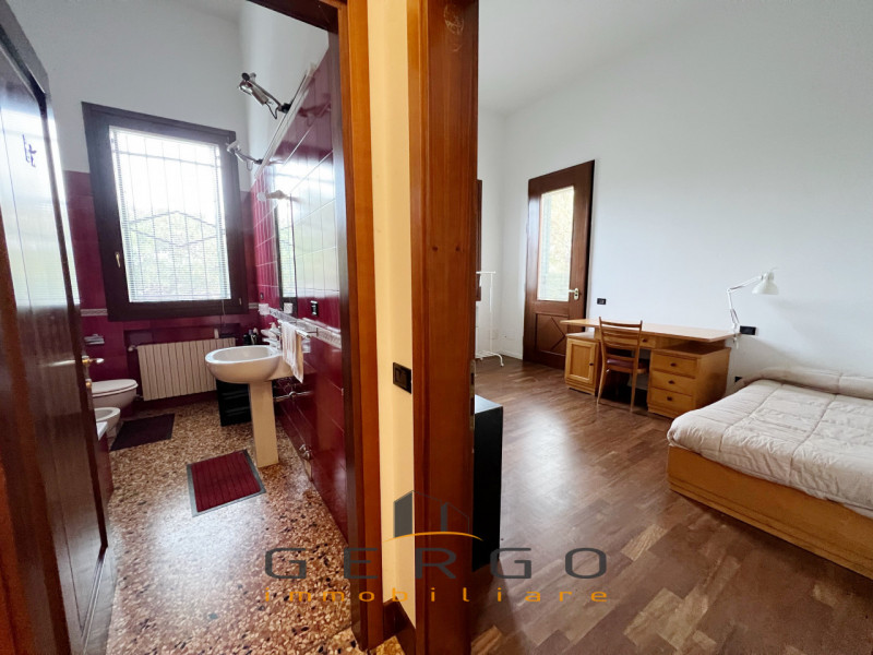 (Per INFO Cristina 3389226442) A Padova, in zona Guizza, proponiamo in affitto al piano terra un ...