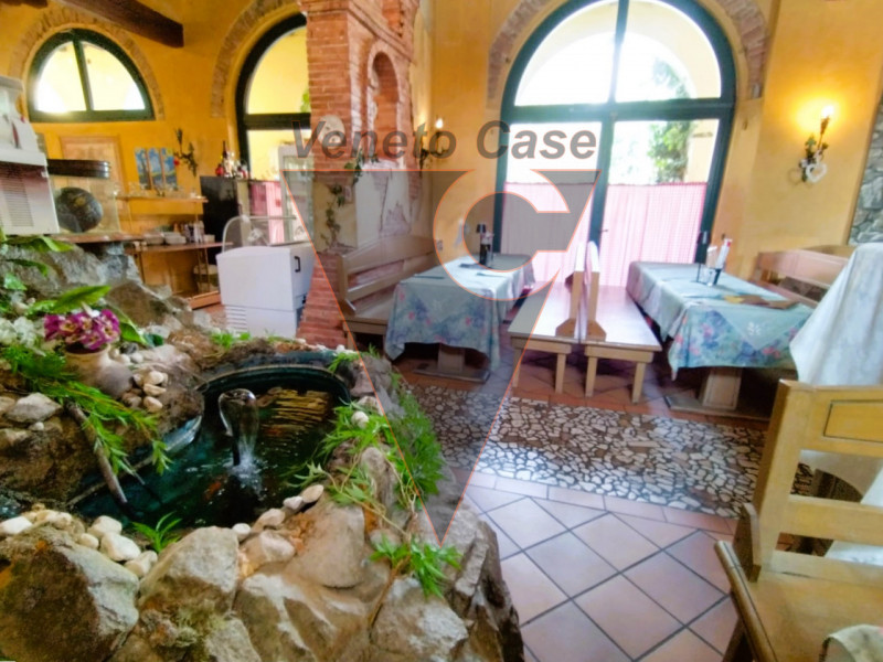 Nel centro di Este, proponiamo in vendita attività di ristorazione di oltre 200 mq. Trattasi di c...