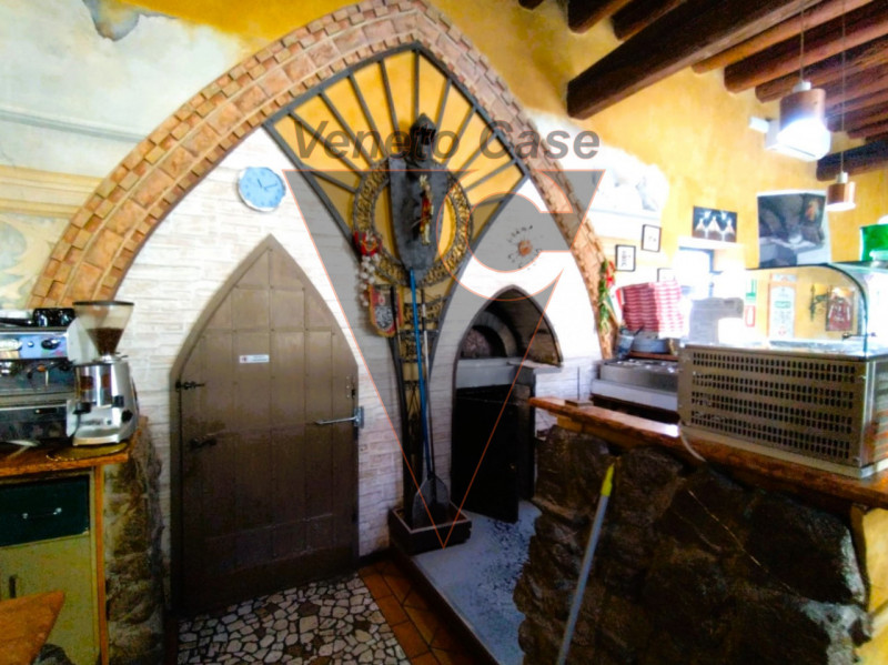 Nel centro di Este, proponiamo in vendita attività di ristorazione di oltre 200 mq. Trattasi di c...