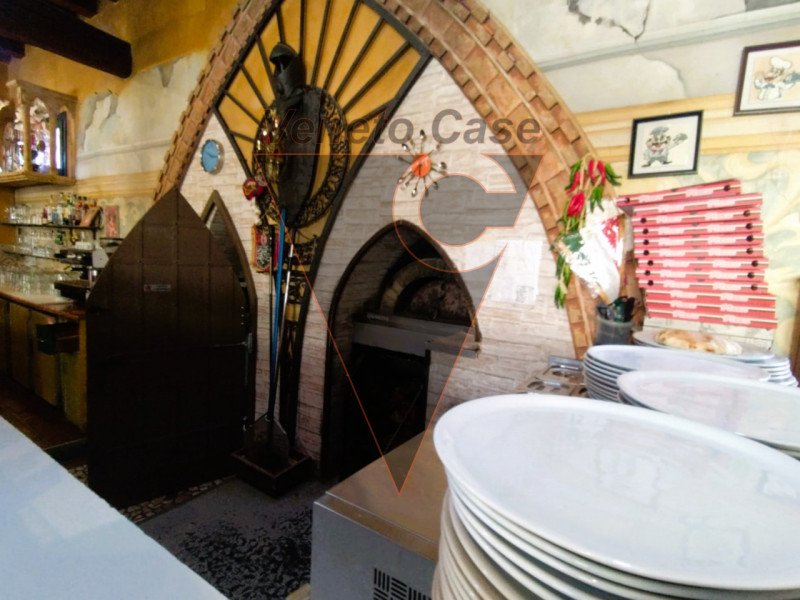 Nel centro di Este, proponiamo in vendita attività di ristorazione di oltre 200 mq. Trattasi di c...