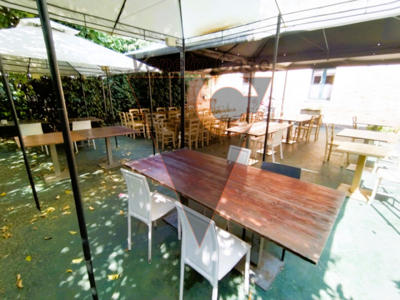 Nel centro di Este, proponiamo in vendita attività di ristorazione di oltre 200 mq. Trattasi di c...