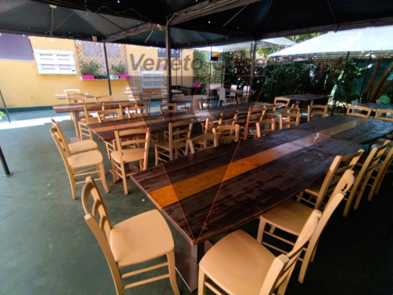 Nel centro di Este, proponiamo in vendita attività di ristorazione di oltre 200 mq. Trattasi di c...