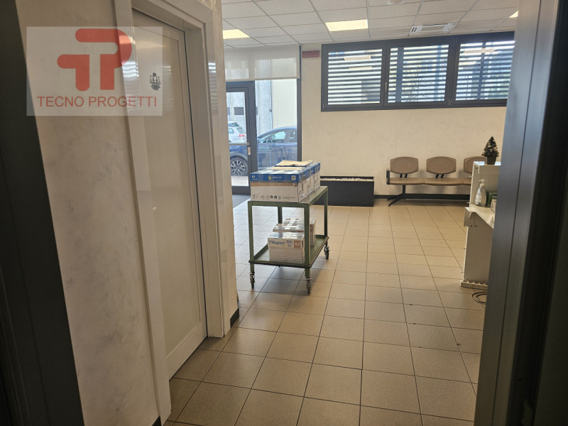 Situata nel cuore della Zona Industriale Est di Padova, questa straordinaria opportunità immobili...