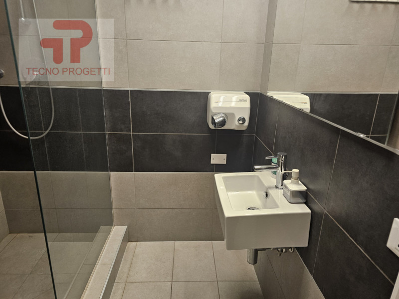 Situata nel cuore della Zona Industriale Est di Padova, questa straordinaria opportunità immobili...