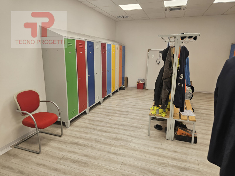 Situata nel cuore della Zona Industriale Est di Padova, questa straordinaria opportunità immobili...