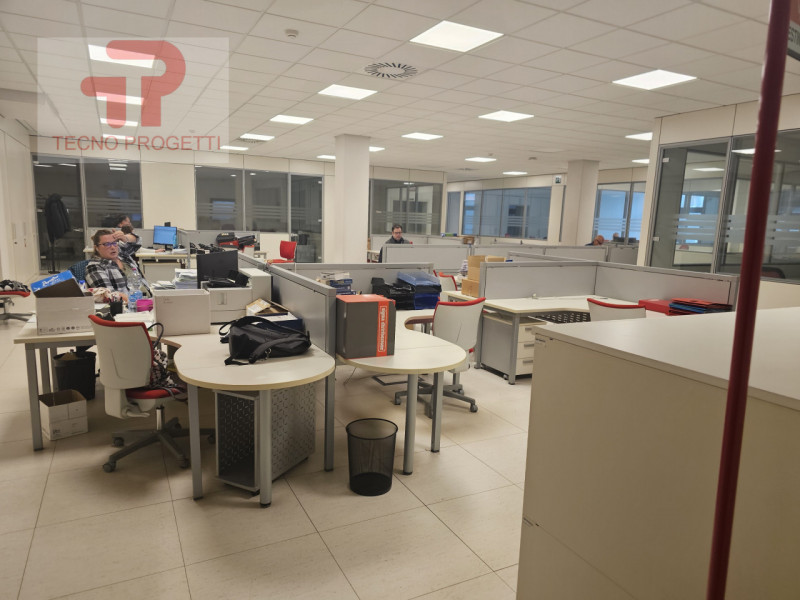 Situata nel cuore della Zona Industriale Est di Padova, questa straordinaria opportunità immobili...