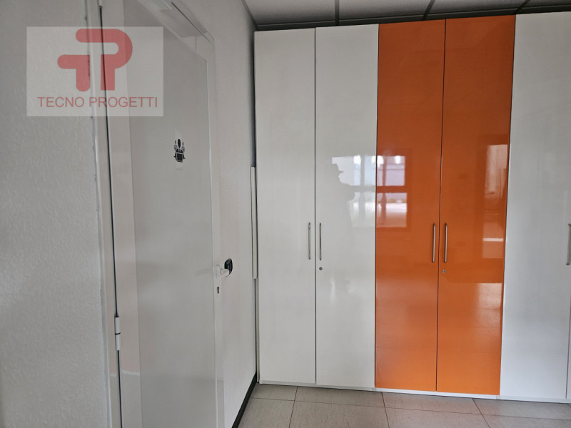 Situata nel cuore della Zona Industriale Est di Padova, questa straordinaria opportunità immobili...