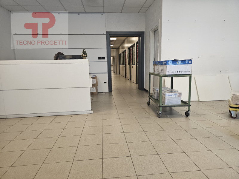 Situata nel cuore della Zona Industriale Est di Padova, questa straordinaria opportunità immobili...