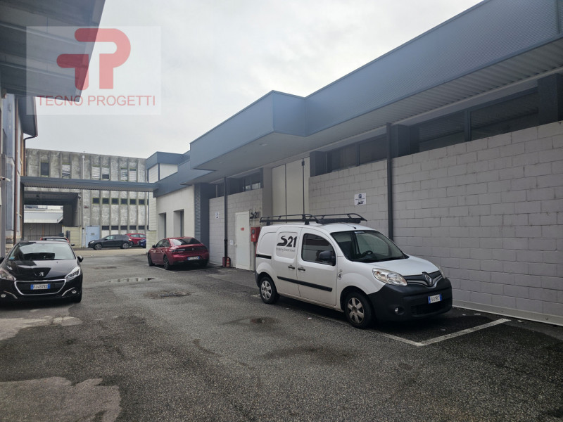 Situata nel cuore della Zona Industriale Est di Padova, questa straordinaria opportunità immobili...