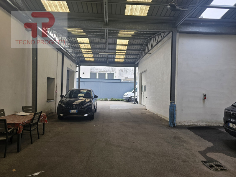 Situata nel cuore della Zona Industriale Est di Padova, questa straordinaria opportunità immobili...