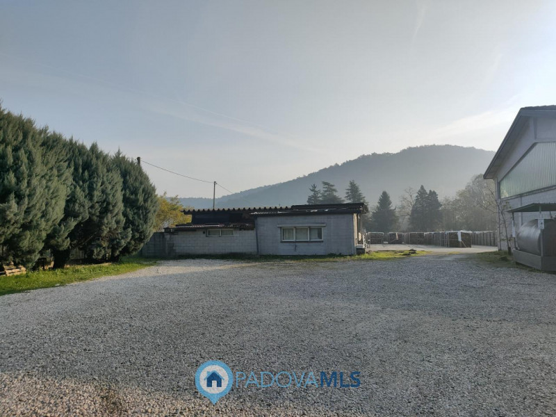 Immobile in esclusiva al Gruppo Padova MLS
TEOLO - Villa Proponiamo in vendita un capannone di ci...