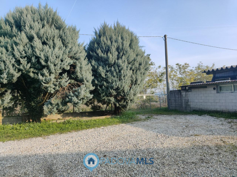 Immobile in esclusiva al Gruppo Padova MLS
TEOLO - Villa Proponiamo in vendita un capannone di ci...