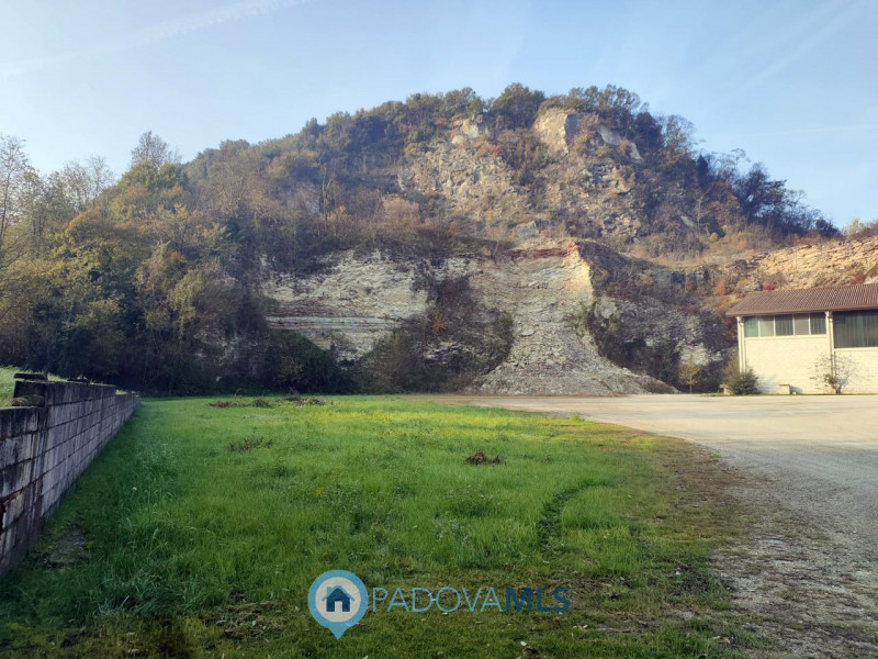 Immobile in esclusiva al Gruppo Padova MLS
TEOLO - Villa Proponiamo in vendita un capannone di ci...