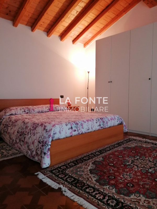 VIGONOVO affascinante PORZIONE DI RUSTICO per chi cerca serenità e comfort. Con i suoi generosi 2...