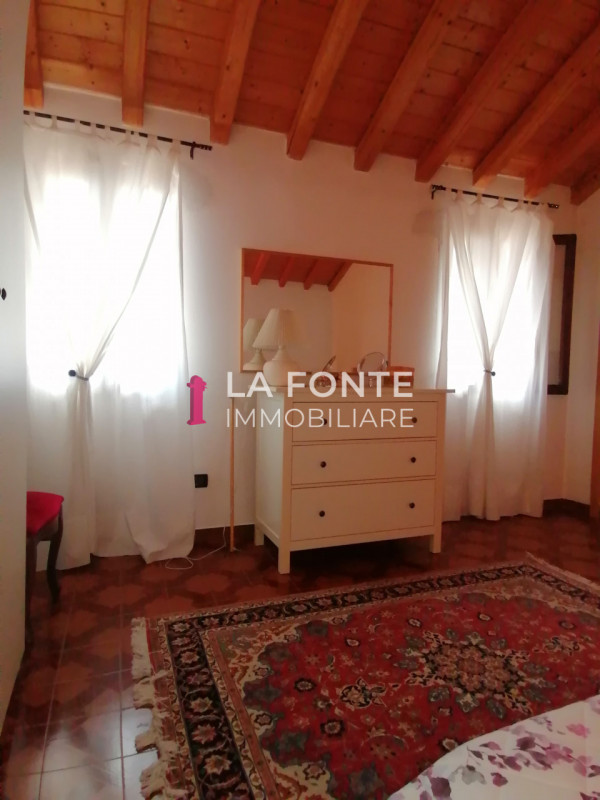 VIGONOVO affascinante PORZIONE DI RUSTICO per chi cerca serenità e comfort. Con i suoi generosi 2...