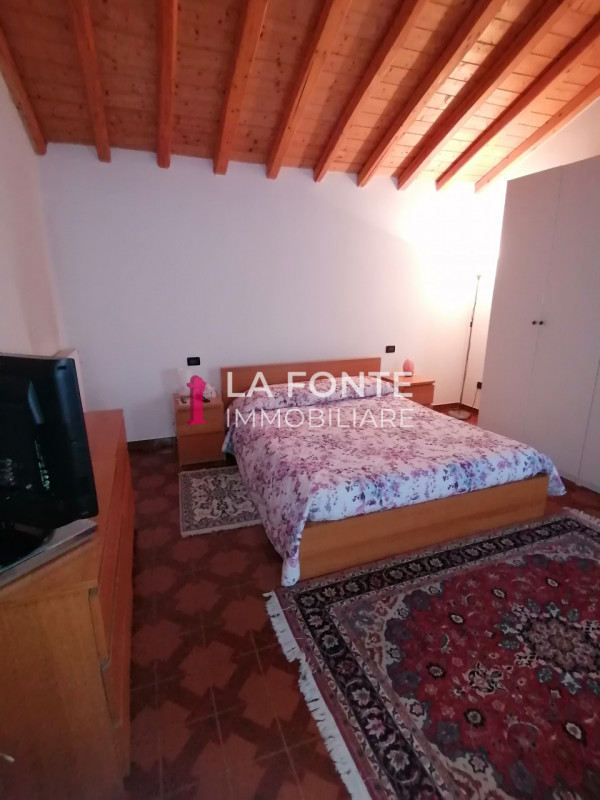 VIGONOVO affascinante PORZIONE DI RUSTICO per chi cerca serenità e comfort. Con i suoi generosi 2...