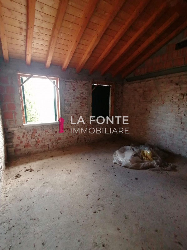 VIGONOVO affascinante PORZIONE DI RUSTICO per chi cerca serenità e comfort. Con i suoi generosi 2...