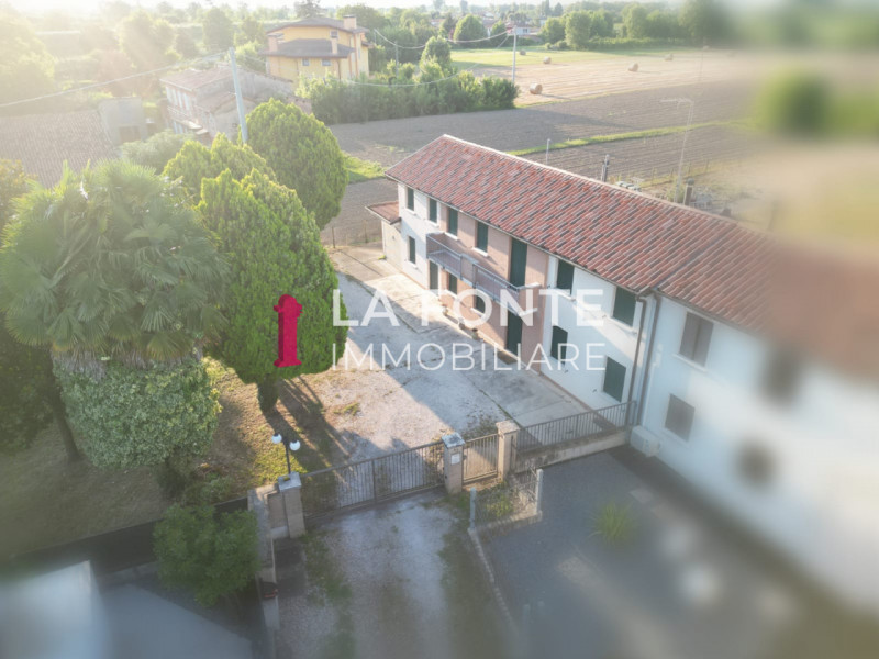 VIGONOVO affascinante PORZIONE DI RUSTICO per chi cerca serenità e comfort. Con i suoi generosi 2...