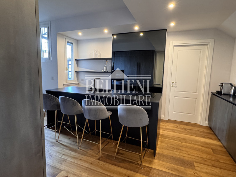 MILANO PORTA VENEZIA - Proponiamo in vendita luminoso e moderno tricamere che rappresenta il conn...