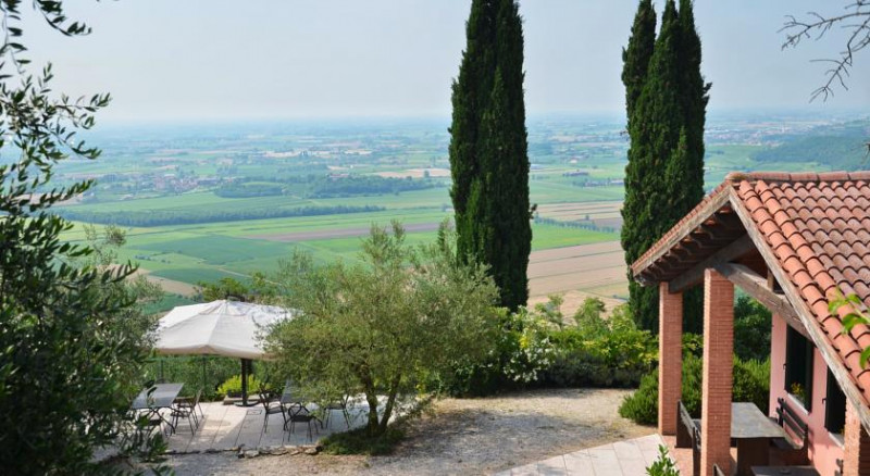 VILLAGA: Scopri la tua oasi di tranquillità nel cuore della natura con questo straordinario agrit...
