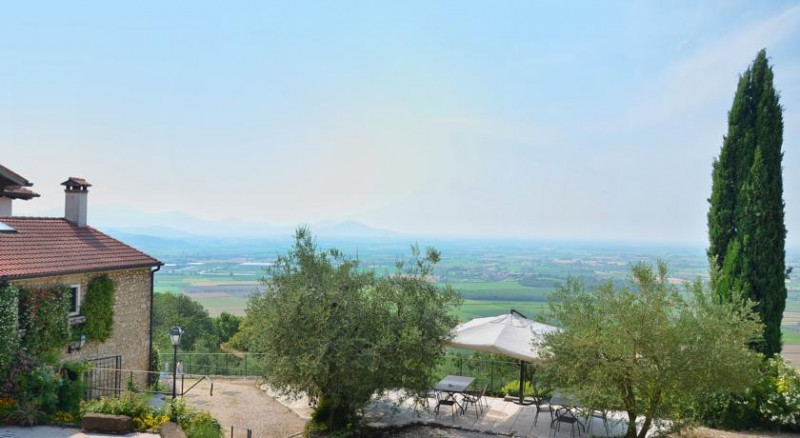 VILLAGA: Scopri la tua oasi di tranquillità nel cuore della natura con questo straordinario agrit...