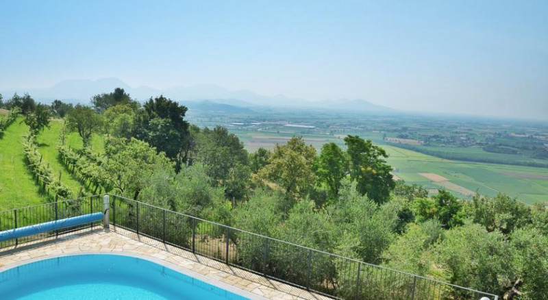 VILLAGA: Scopri la tua oasi di tranquillità nel cuore della natura con questo straordinario agrit...