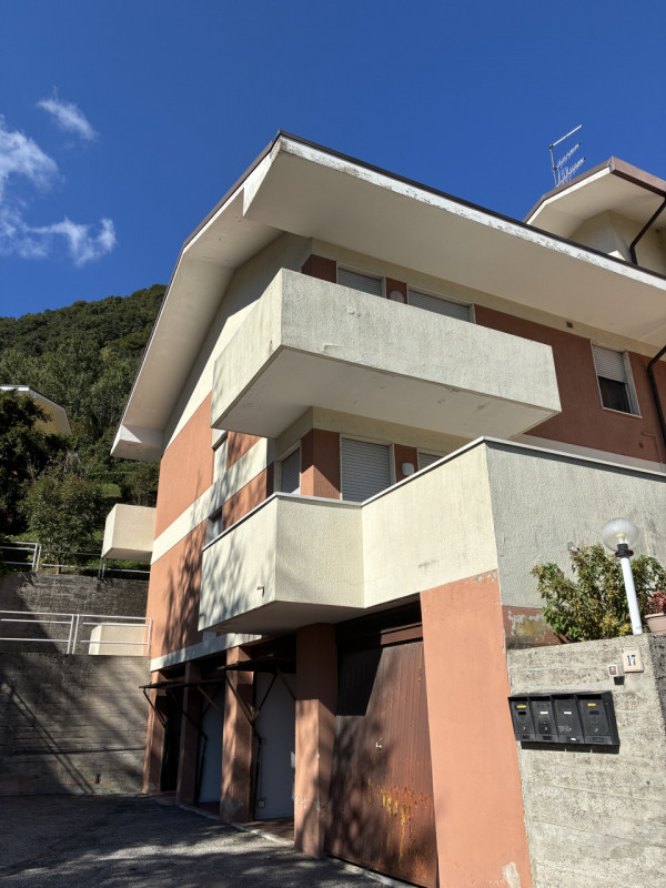 Scoprite questo affascinante appartamento trilocale situato nel cuore di Vittorio Veneto Loc. Vil...