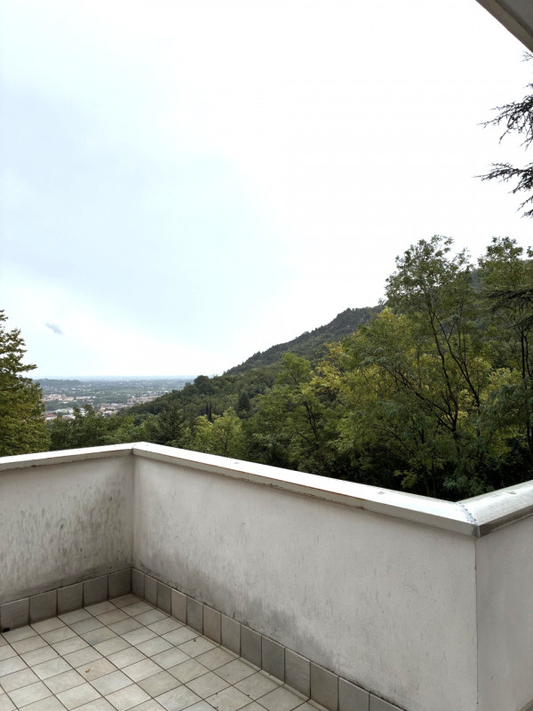 Scoprite questo affascinante appartamento trilocale situato nel cuore di Vittorio Veneto Loc. Vil...