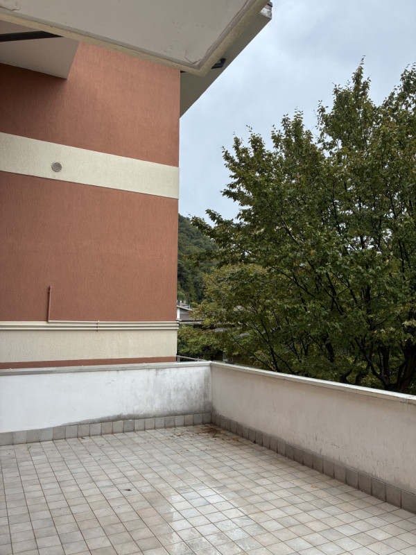 Scoprite questo affascinante appartamento trilocale situato nel cuore di Vittorio Veneto Loc. Vil...