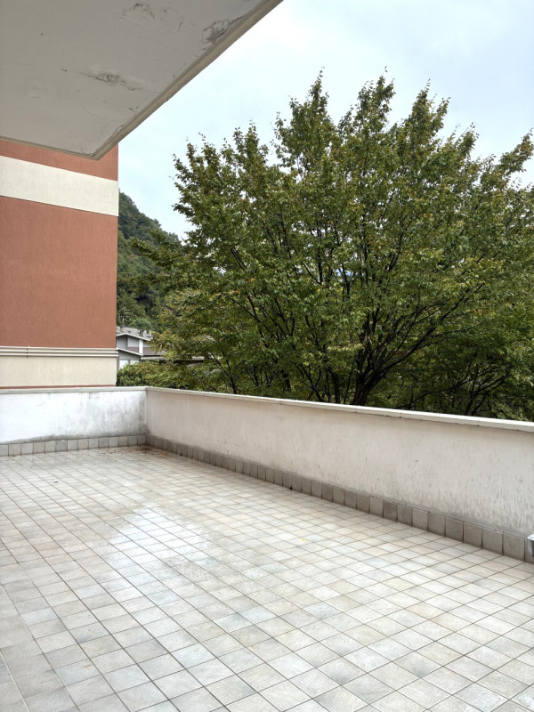 Scoprite questo affascinante appartamento trilocale situato nel cuore di Vittorio Veneto Loc. Vil...